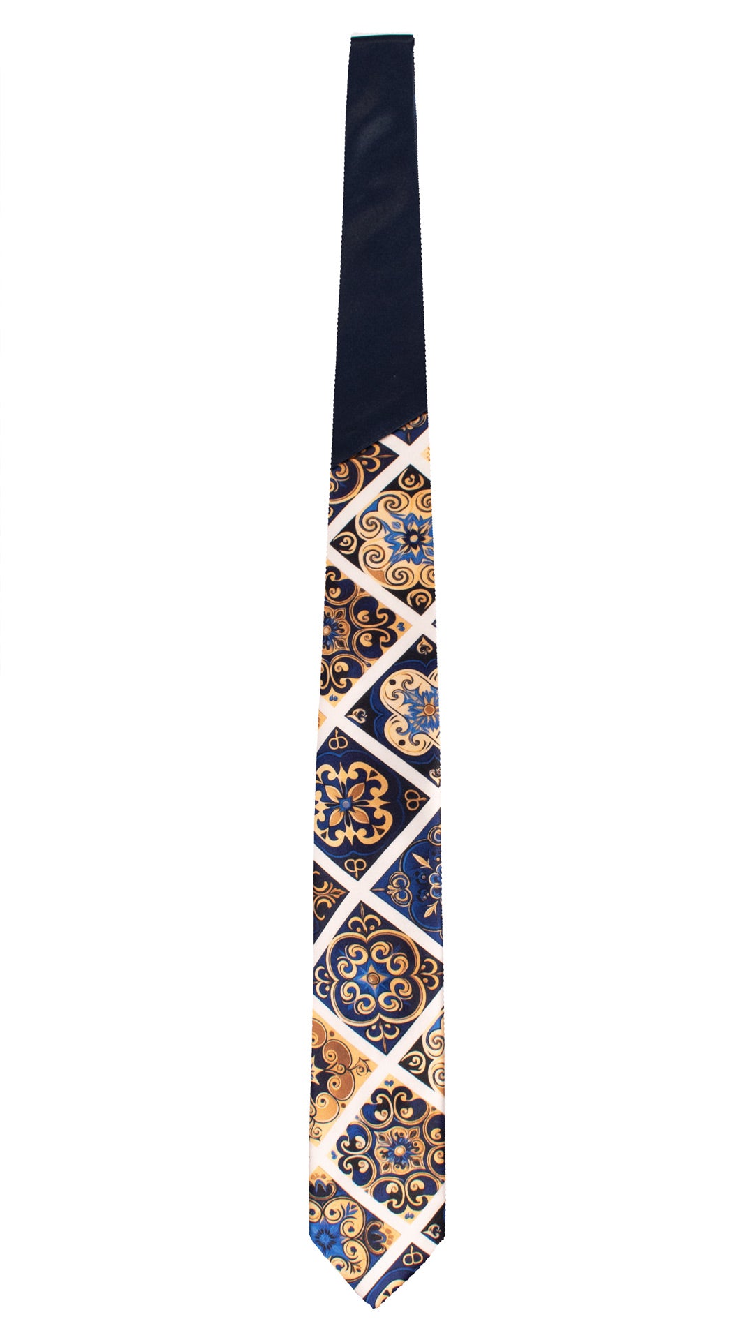 Cravatta Siciliana Stampa di Raso con Maioliche Giallo Oro Blu Bluette Nodo in Contrasto Blu Notte N3258 Made in Italy Graffeo Cravatte Intera