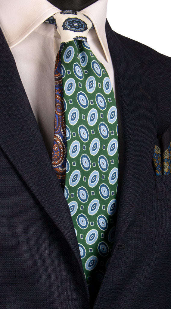 Cravatta Stampa Verde Fantasia Blu Azzurra Nodo in Contrasto Bianco a Medaglioni Blu Celeste N3162 Made in Italy Graffeo Cravatte