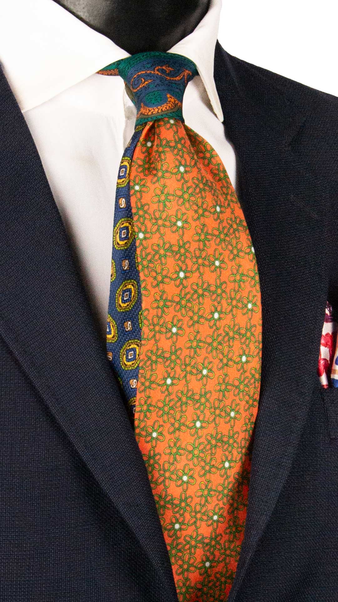Cravatta Stampa di Seta Rosa Salmone a Fiori Verdi Bianchi Nodo in Contrasto Verde Paisley Rosa Salmone Blu Navy N3269 Made in Italy Graffeo Cravatte