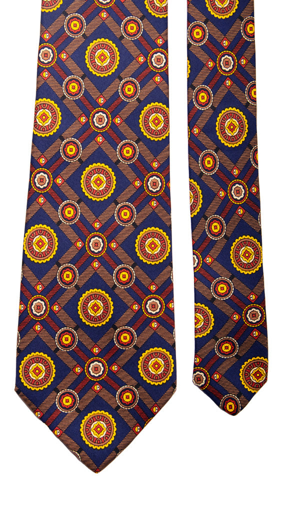 L'uomo in giacca e cravatta, eleganza senza tempo L'uomo in giacca e cravatta, eleganza senza tempo