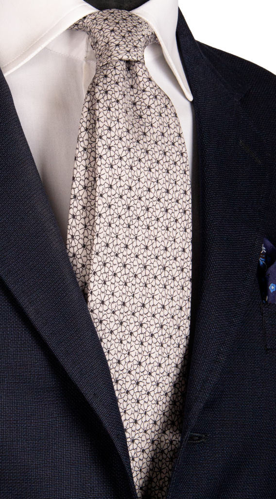 Cravatta da Cerimonia in Twill di Seta Grigia a Fiori Neri Made in Italy Graffeo Cravatte