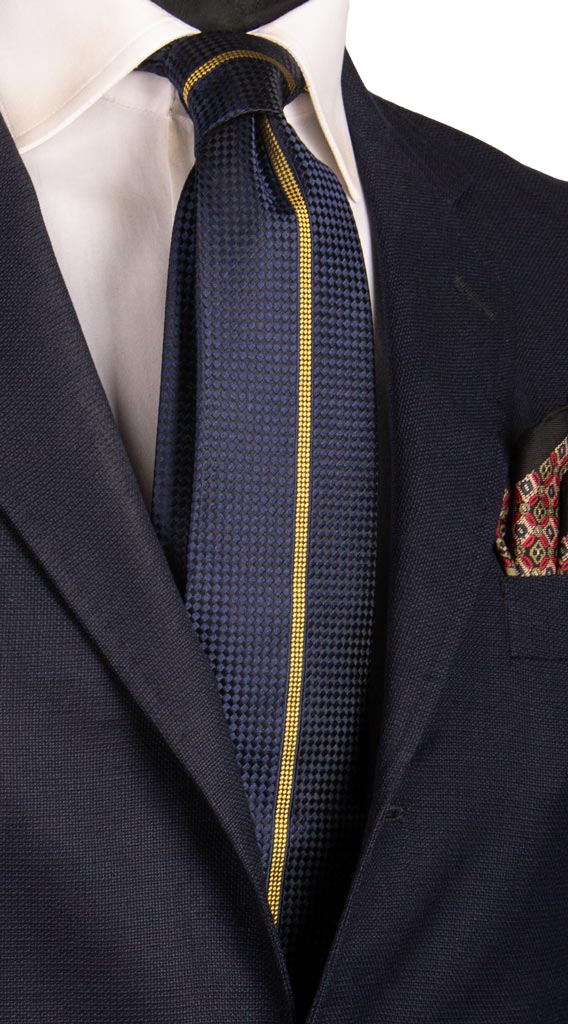 Cravatta di Seta Blu con Riga Centrale Gialla 6922 made in Italy Graffeo Cravatte