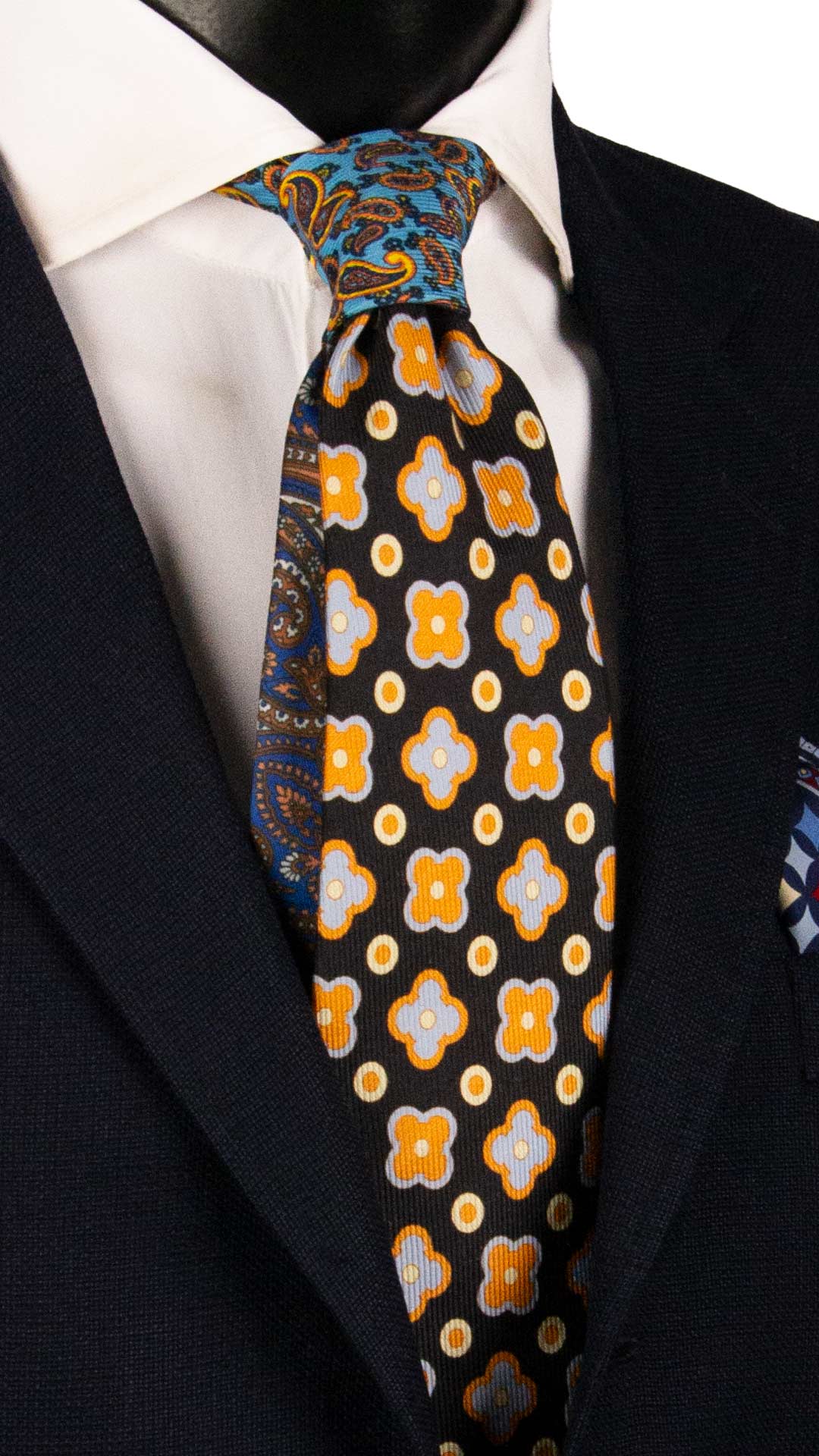 Cravatta in Saia di Seta Nera Fantasia Arancione Azzurro Polvere Giallo Crema Nodo in Contrasto Azzurro Paisley Multicolor N3246 Made in Italy Graffeo Cravatte