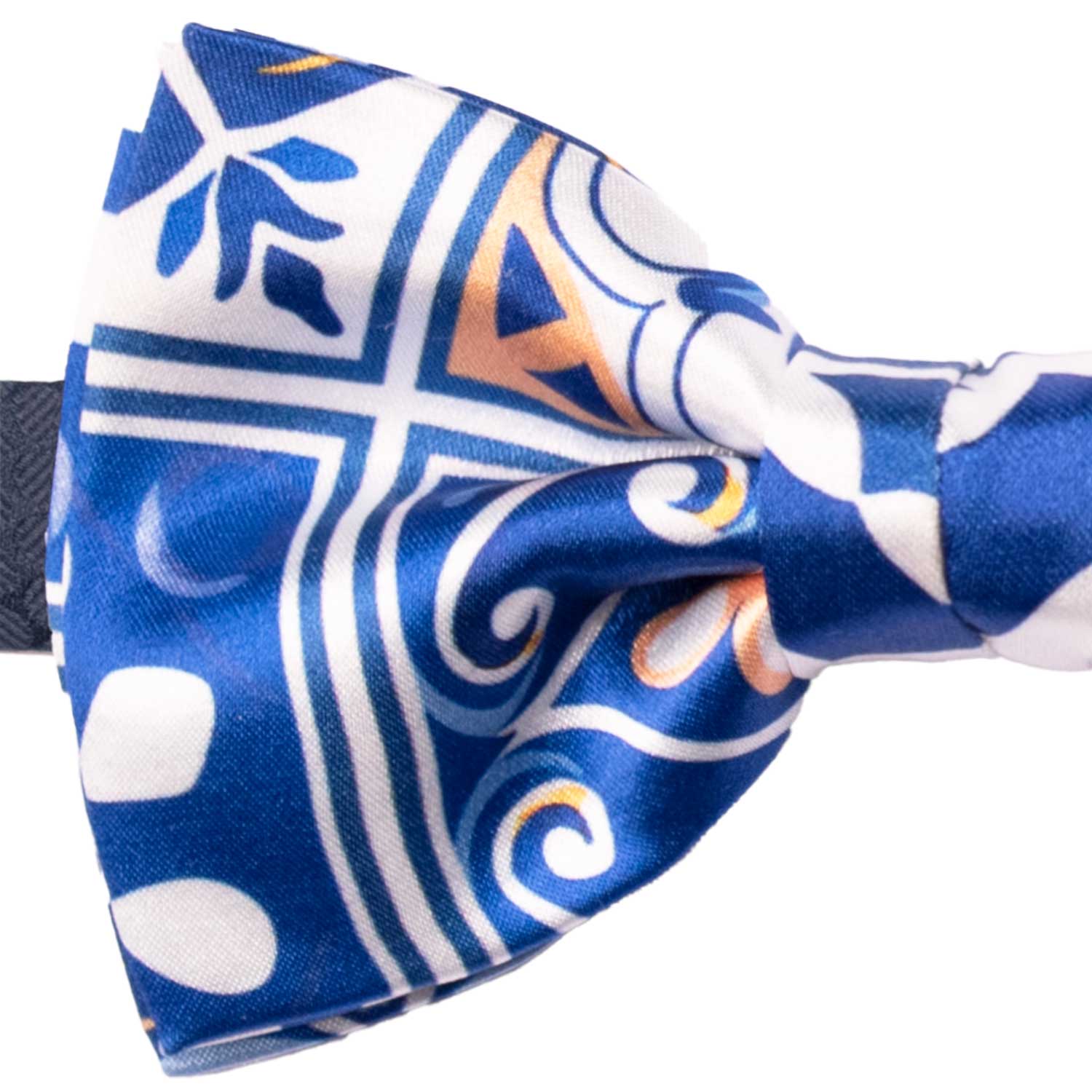 Papillon Annodato Siciliano Stampa di Raso Bianco con Maioliche Giallo Ocra Blu PS304 Made in Italy Graffeo Cravatte Dettaglio