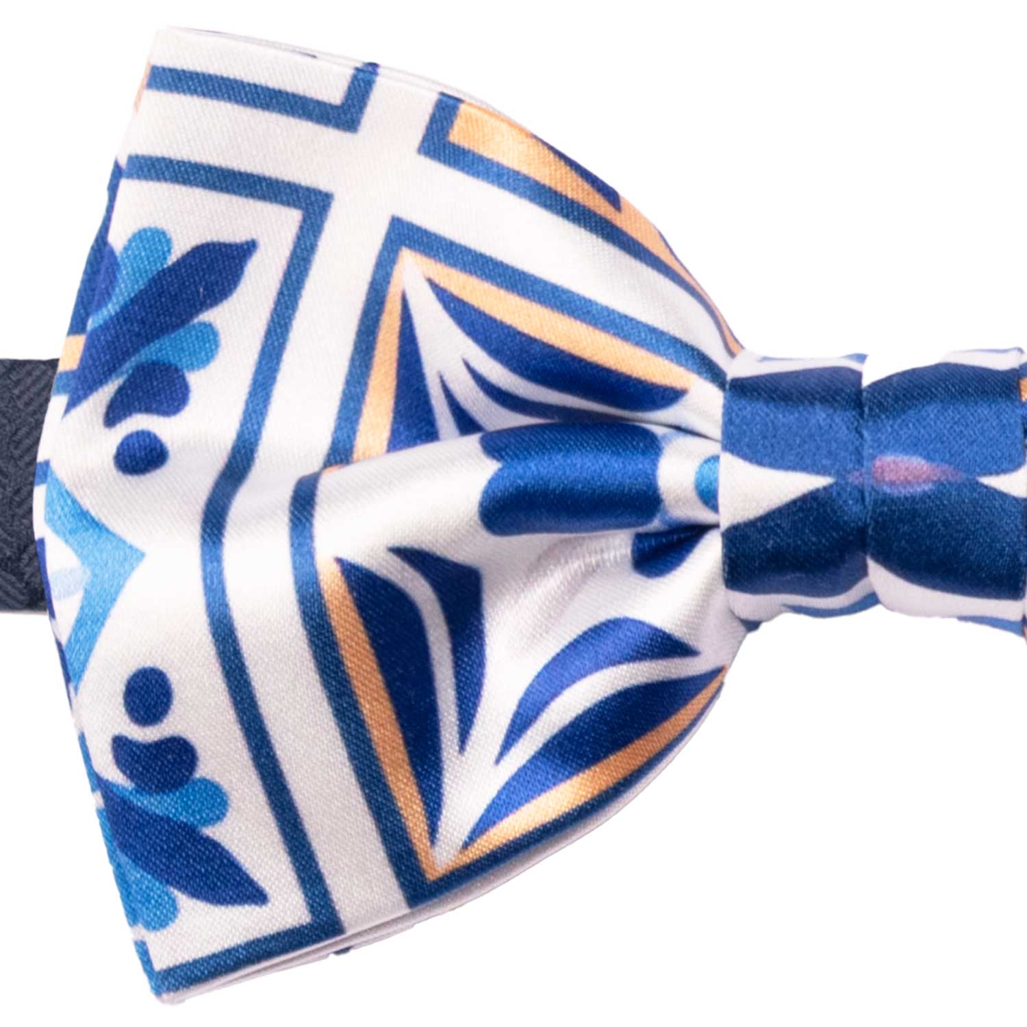 Papillon Annodato Siciliano Stampa di Raso Bianco con Maioliche Giallo Ocra Blu PS308 Made in Italy Graffeo Cravatte Dettaglio