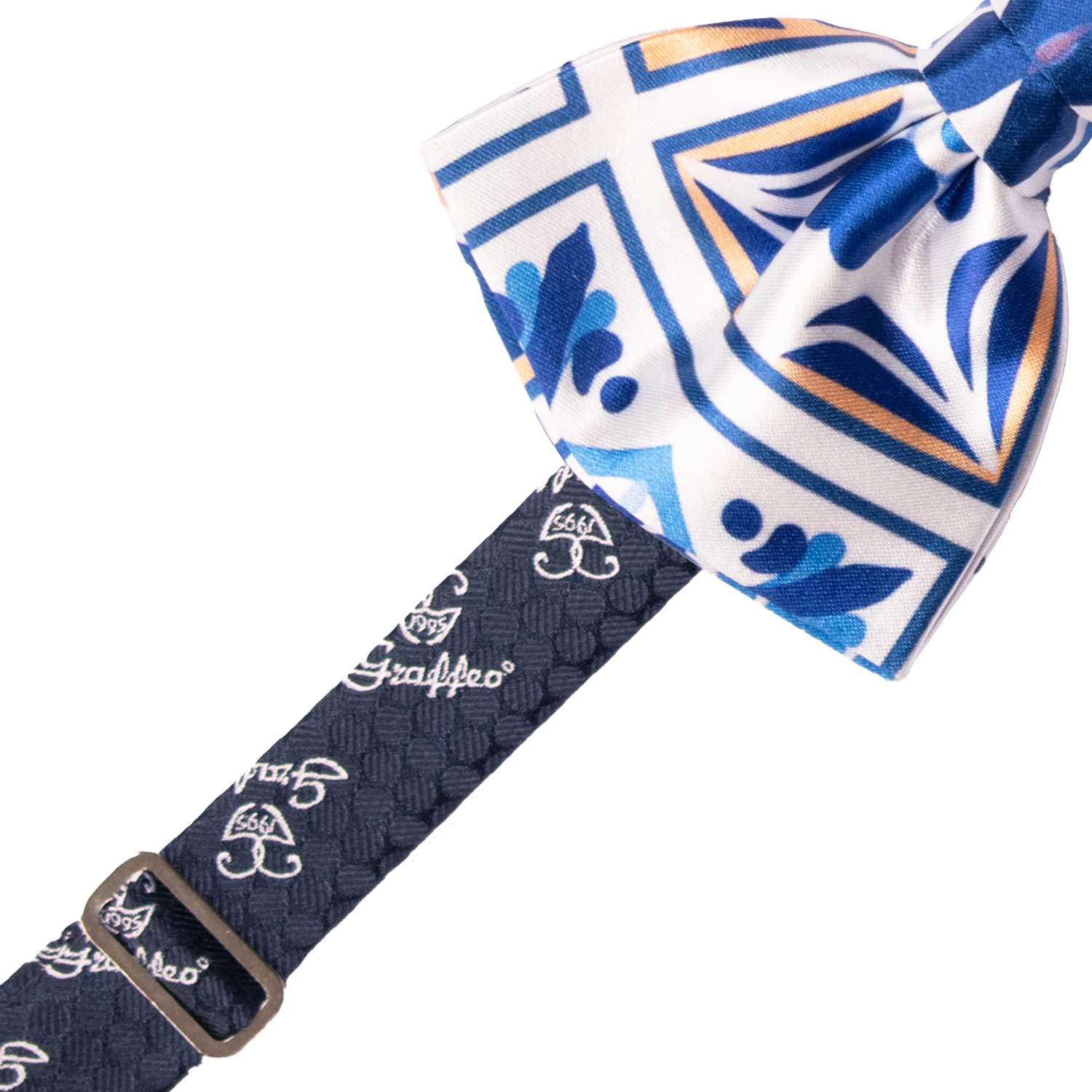 Papillon Annodato Siciliano Stampa di Raso Bianco con Maioliche Giallo Ocra Blu PS308 Made in Italy Graffeo Cravatte Pre-Tied