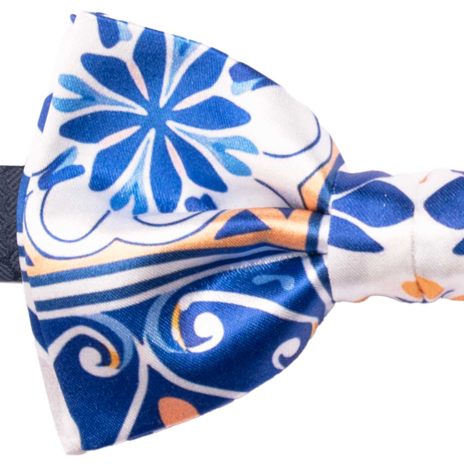 Papillon Annodato Siciliano Stampa di Raso Bianco con Maioliche Giallo Ocra Blu PS309 Made in Italy Graffeo Cravatte Dettaglio