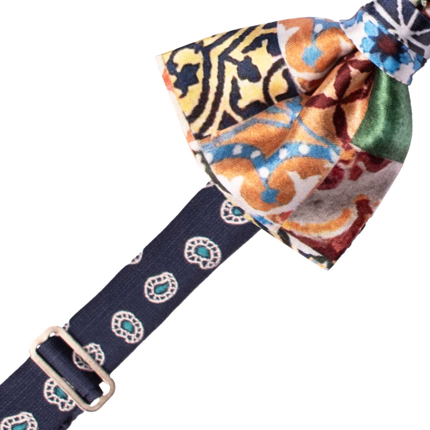 Papillon Annodato Siciliano Stampa di Raso con Maioliche Multicolor PS290 Made in Italy Graffeo Cravatte Pre-Tied
