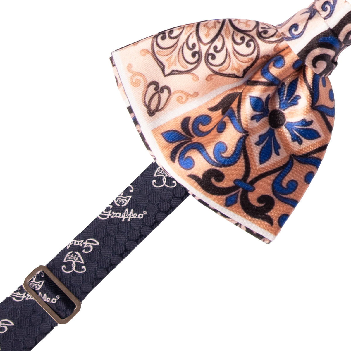 Papillon Annodato Siciliano Stampa di Raso con Maioliche Multicolor PS348 Made in Italy Graffeo Cravatte Pre-Tied