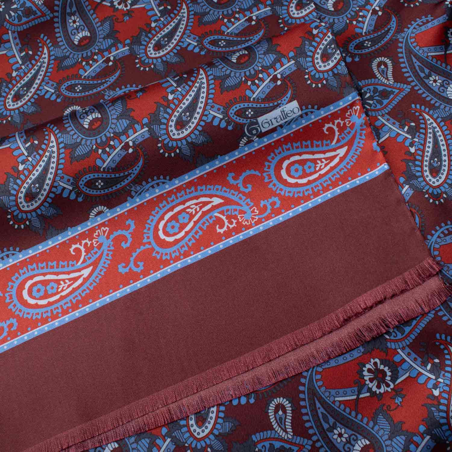 Sciarpa-ad-una-Foglia-di-Seta-Bordeaux-Paisley-Celeste-Avio-Rosso-SF31
Dettaglio