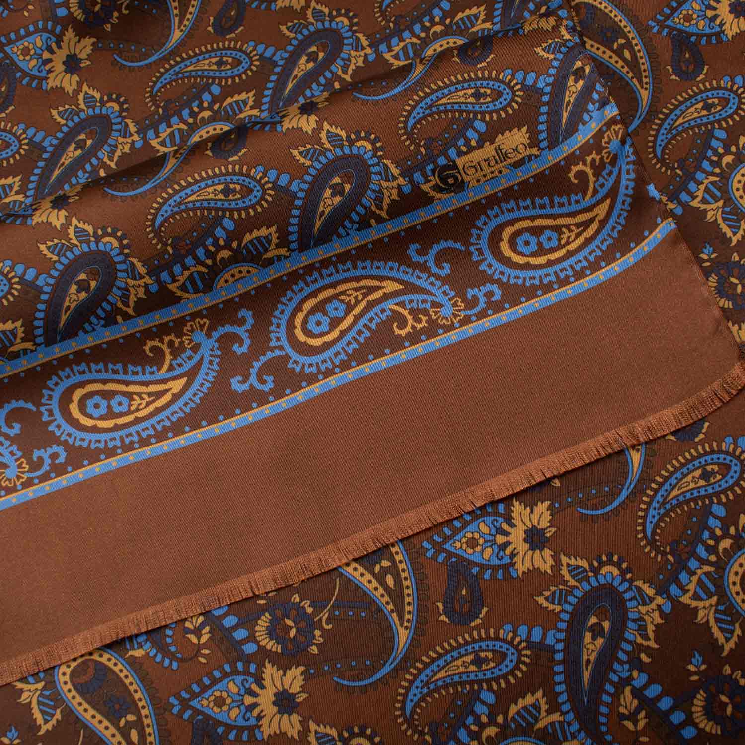 Sciarpa-ad-una-Foglia-di-Seta-Marrone-Paisley-Celeste-Blu-Beige-SF32
Dettaglio