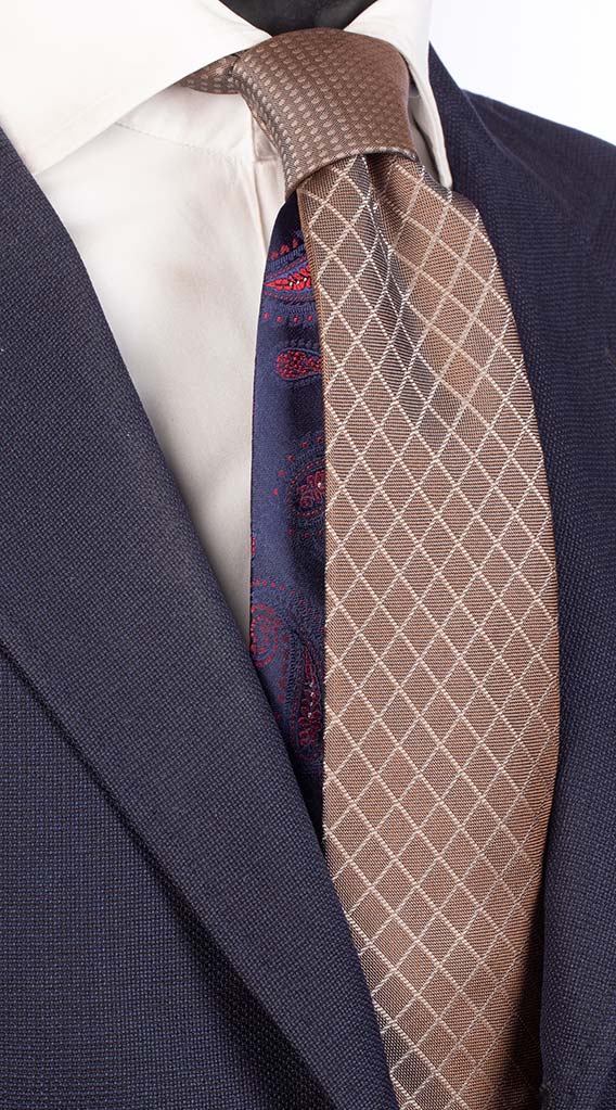 Cravatta Beige A Quadri Tono su Tono Nodo a Contrasto Beige Pois Tono su Tono Made in Italy Graffeo Cravatte