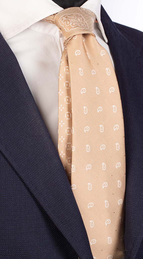 Cravatta Beige Chiaro Paisley Bianco Nodo In Contrasto Beige Medaglioni Bianchi Made in Italy Graffeo Cravatte
