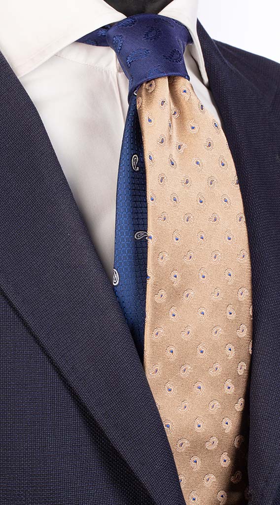 Cravatta Beige Paisley Bianco Bluette Nodo in Contrasto Bluette Paisley Made in Italy Graffeo Cravatte