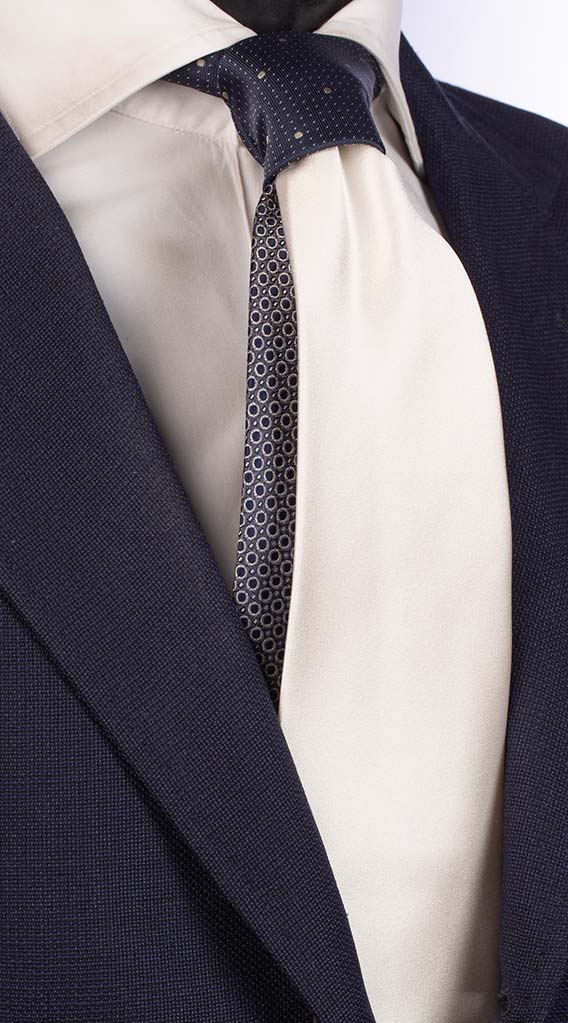 Cravatta Bianco Perla di Raso Nodo In Contrasto Blu Micro Pois Bianchi Made in Italy Graffeo Cravatte