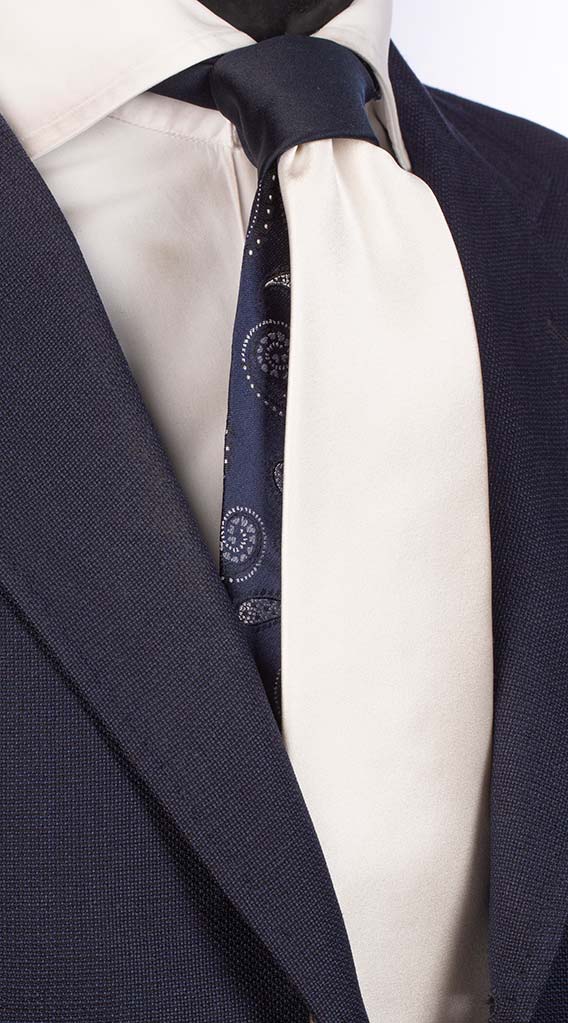 Cravatta Bianco Perla di Raso Nodo In Contrasto Blu di Raso Made in Italy Graffeo Cravatte
