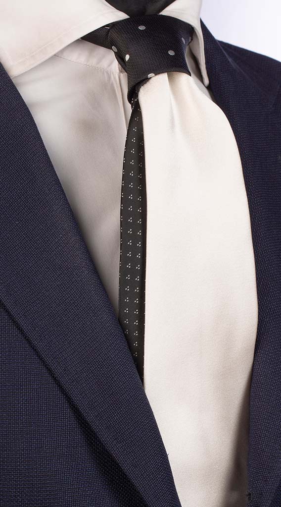 Cravatta Bianco Perla di Raso Nodo In Contrasto Nero Pois Bianchi Made in Italy Graffeo Cravatte