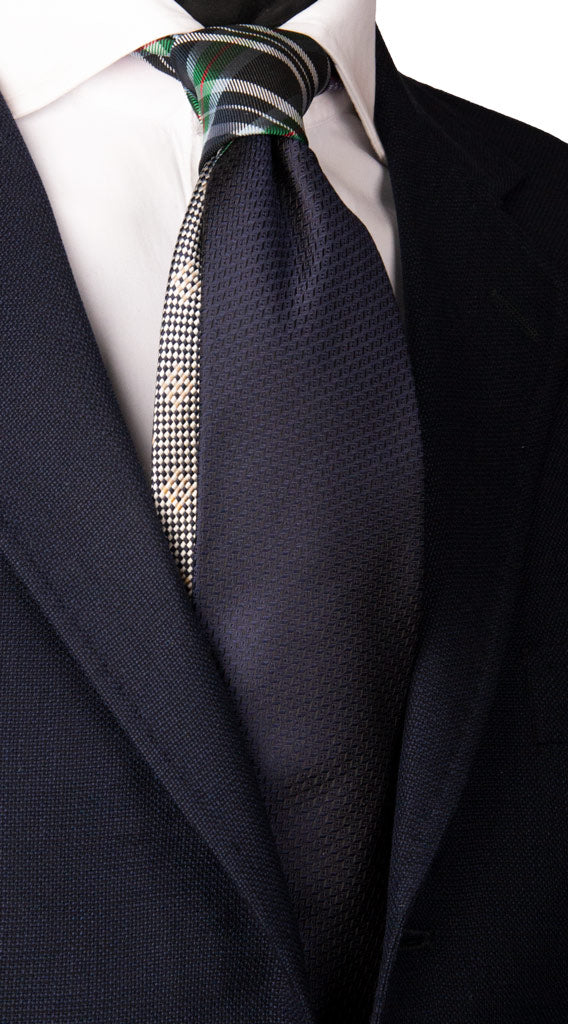 Cravatta Blu Fantasia Tono su Tono Nodo a Contrasto a Quadri Blu Verde Rosso Bianco Made in Italy Graffeo Cravatte