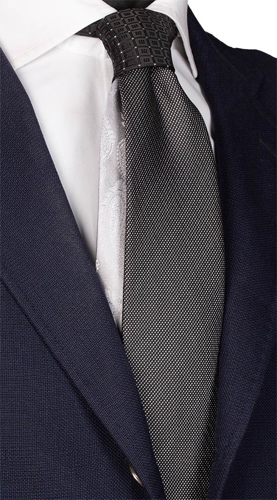 Cravatta Cerimonia Nera Punto a Spillo Bianco Nodo in Contrasto Bianco Nero Made in Italy Graffeo Cravatte