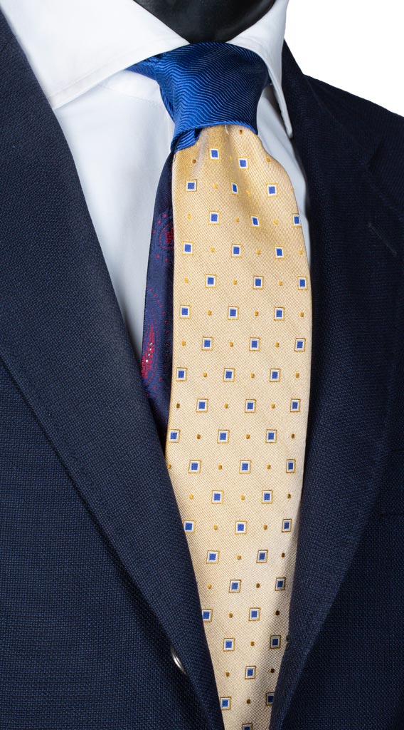 Cravatta Giallo Sabbia Fantasia Bluette Nodo in Contrasto Bluette Made in Italy Graffeo Cravatte