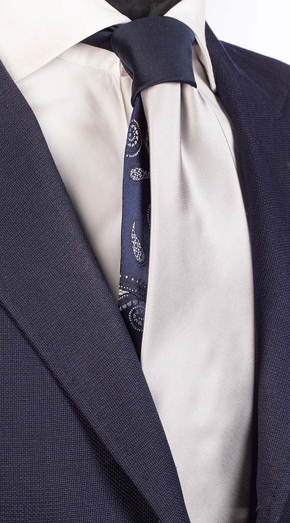 Cravatta Grigio Argento di Raso Nodo In Contrasto Blu di Raso Made in Italy Graffeo Cravatte
