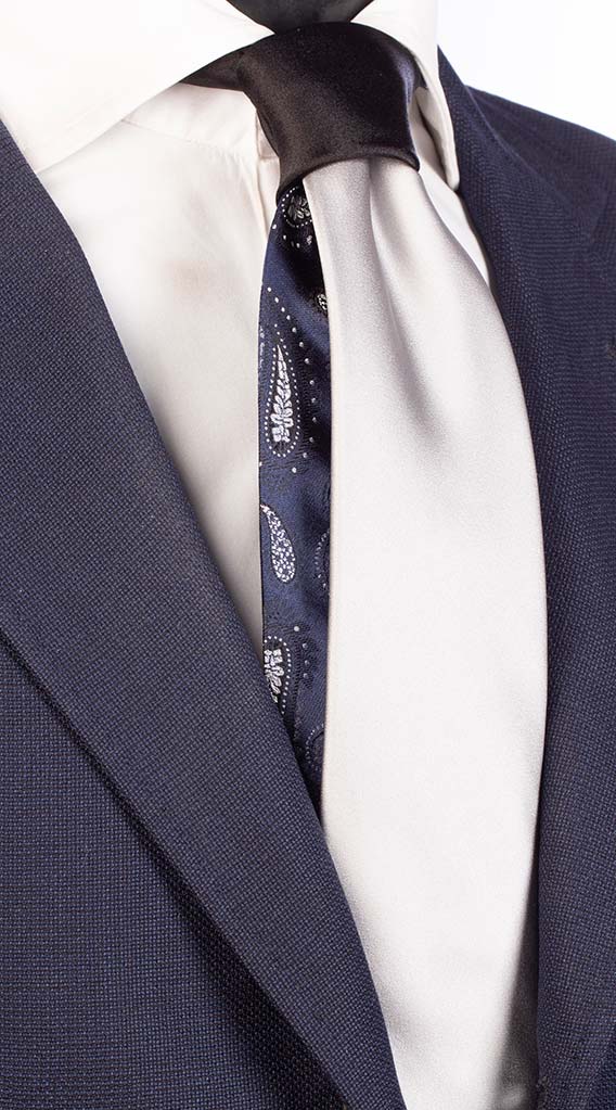 Cravatta Grigio Argento di Raso Nodo In Contrasto Nero di Raso Made in Italy Graffeo Cravatte