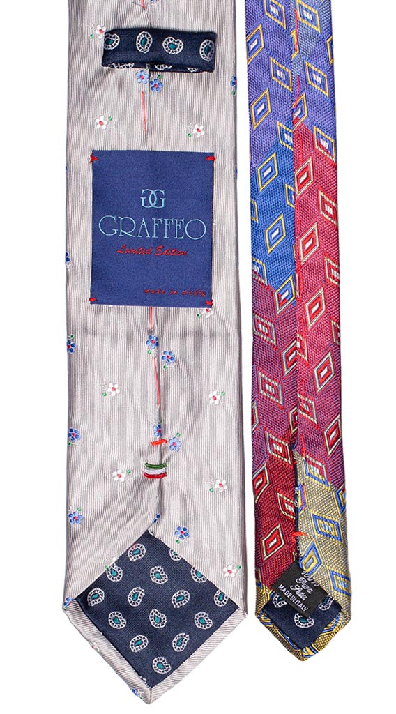 Cravatta Grigio Chiaro a Fiori Celesti Bianchi Rossi Verdi Nodo Contrasto Blu Made in italy Graffeo Cravatte pala