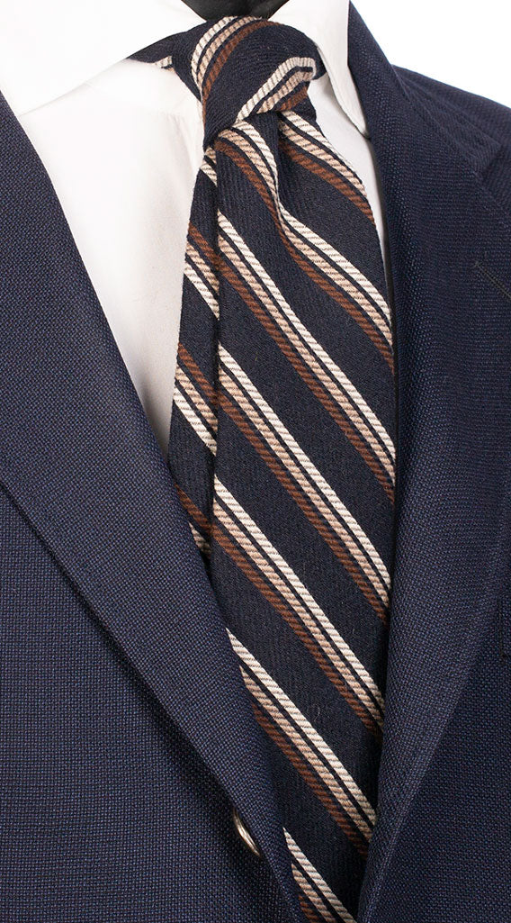 Raffinata cravatta in lino e seta, fantasia a righe blu navy, fatta a Raffinata cravatta in lino e seta, fantasia a righe blu navy, fatta a