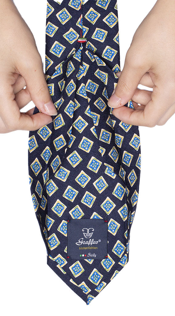 Cravatta Sette Pieghe Stampa di Seta Blu con Fantasia Bluette Gialla Bianca Made in Italy Graffeo Cravatte Pala