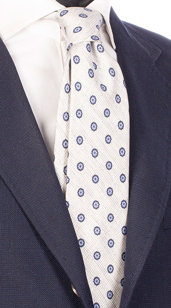 Cravatta Sette Pieghe Stampa di Seta Grigio Chiaro Effetto Lino a Fiori Blu Celeste Made in Italy Graffeo Cravatte