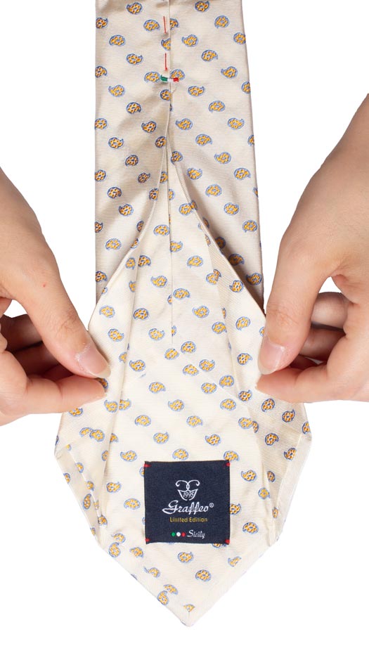 Cravatta Sette Pieghe di Seta Bianco Sporco Paisley Celeste Giallo Pala