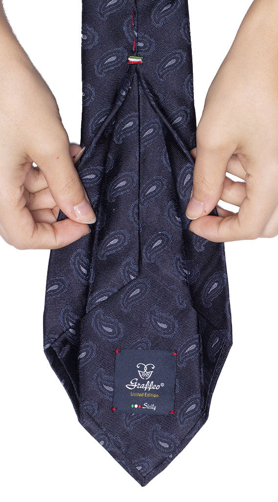 Cravatta Sette Pieghe di Seta Blu Paisley Tono su Tono Grigio Chiaro Made in Italy Graffeo Cravatte Pala