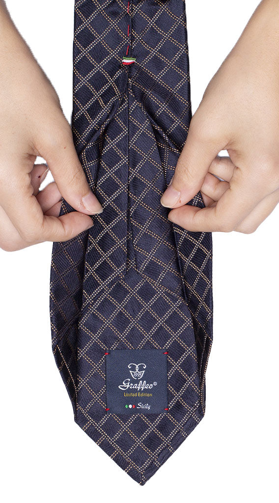 Cravatta Sette Pieghe di Seta Blu a Quadri con Righe Gialle Beige Made in Italy Graffeo Cravatte Pala