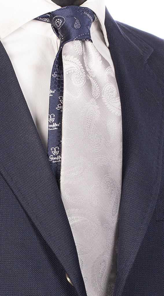 Cravatta Special Grigio Paisley Argento Nodo in Contrasto Blu Paisley Grigio Made in Italy Graffeo Cravatte