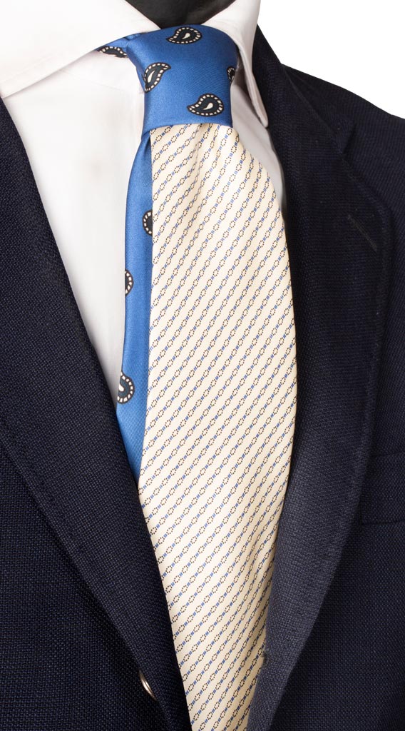 Cravatta Stampa Avorio Fantasia Bluette Nodo in Contrasto Bluette Paisley Blu Bianco Made in Italy Graffeo Cravatte