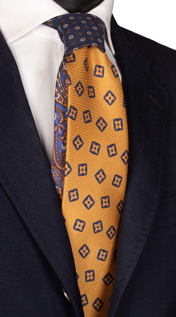 Cravatta Stampa Gialla Senape Fantasia Blu Nodo in Contrasto Blu Fantasia Made in Italy Graffeo Cravatte