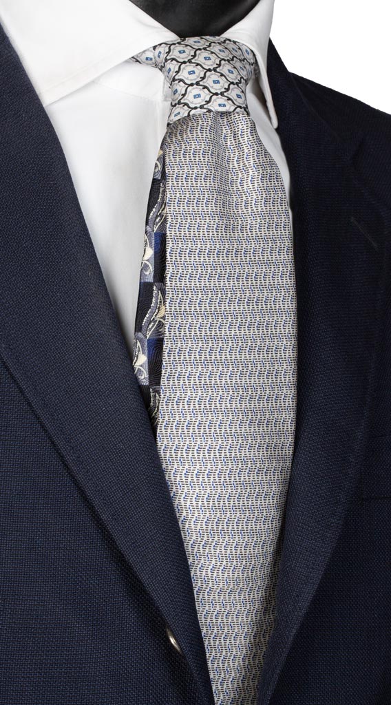 Cravatta Stampa Griga Bluette Nodo in Contrasto Grigio Bluette Made in Italy Graffeo Cravatte