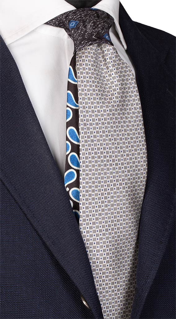 Cravatta Stampa Grigia Fantasia Bluette Nodo in Contrasto Grigio Bluette Made in Italy Graffeo Cravatte