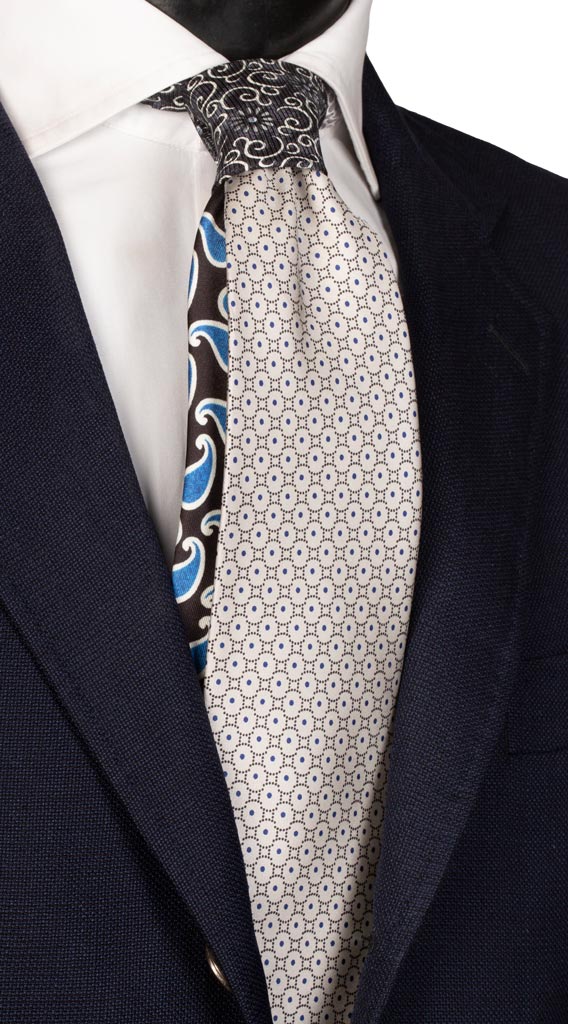 Cravatta Stampa Grigia Fantasia Nera Bluette Nodo in Contrasto Nero a Fiori Made in Italy Graffeo Cravatte