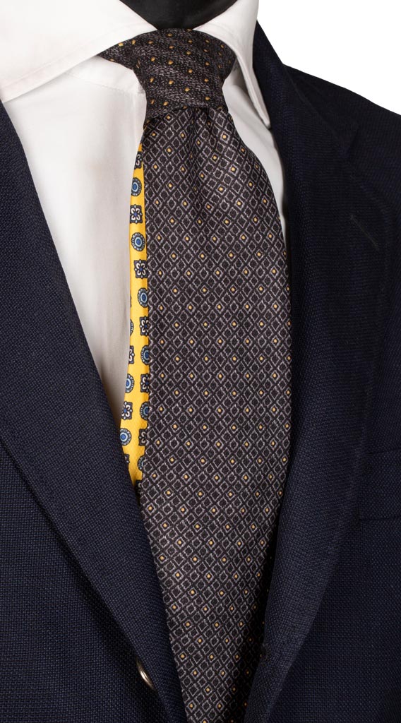 Cravatta Stampa di Seta Nera Fantasia Grigia Gialla Nodo in Contrasto Nero Grigio Giallo Made in Italy Graffeo Cravatte