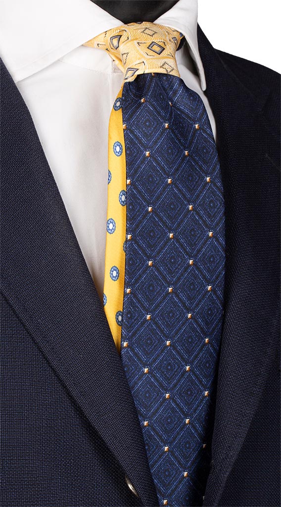 Cravatta Stampa a Quadri Blu Bluette Nodo in Contrasto Giallo a Fantasia Made in Italy Graffeo Cravatte