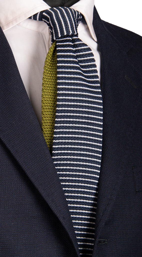Cravatta Tricot in Maglia di Seta Blu Righe Bianche Coda in Contrasto Verde Made in Italy Graffeo Cravatte