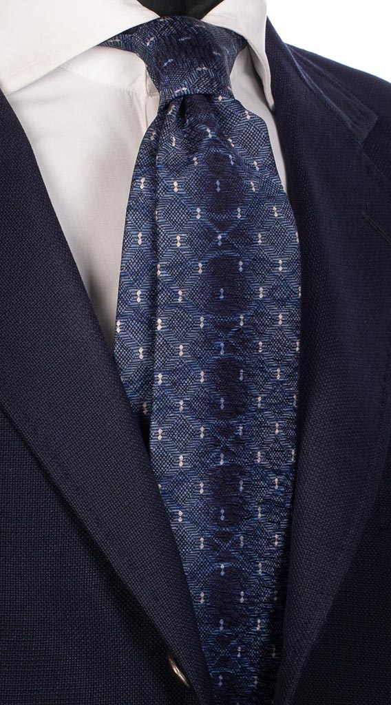 Cravatta Uomo Stampa di Seta Blu Celeste Fantasia Tono Su Tono Bianca Made in Italy Graffeo Cravatte