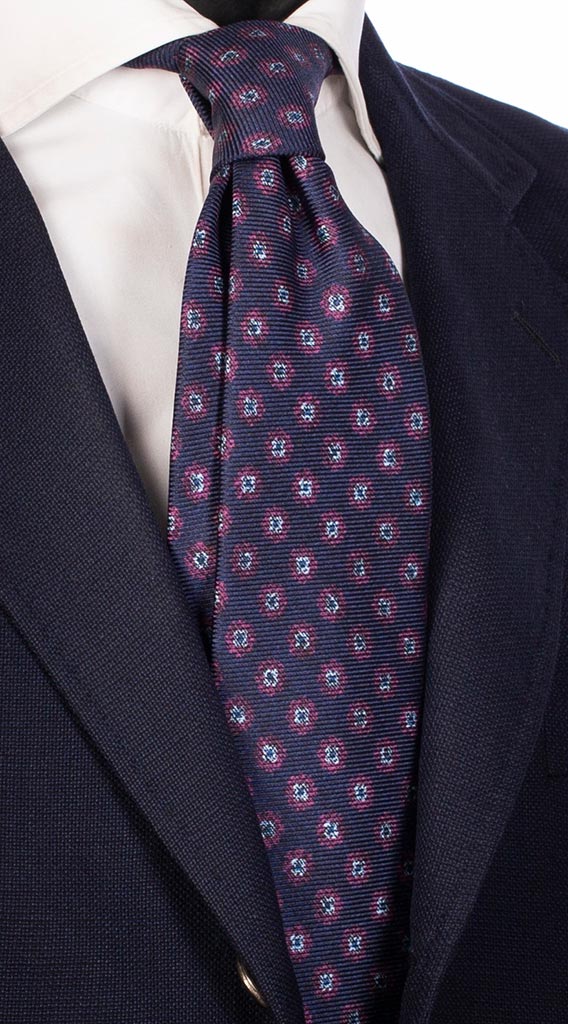 Cravatte in Seta Jacquard: Motivi a Rilievo e Tessuto Corposo Cravatte in Seta Jacquard: Motivi a Rilievo e Tessuto Corposo