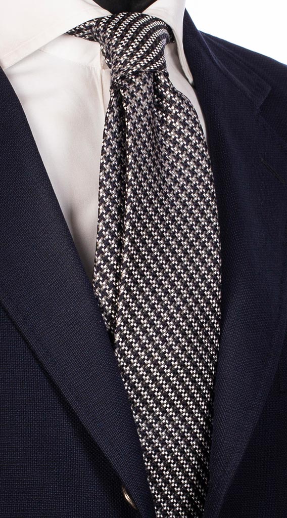 Cravatta Sartoriale in Seta Jacquard Nera - Tinta Unita – E.Marinella Cravatta Sartoriale in Seta Jacquard Nera - Tinta Unita – E.Marinella