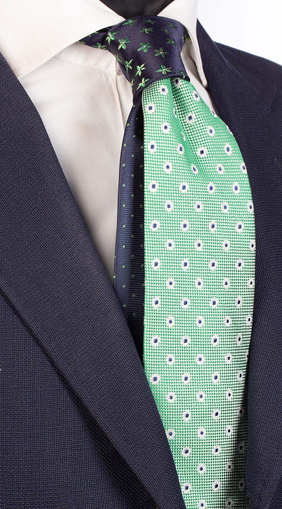 Cravatta Verde Fantasia Floreale Bianca Blu Nodo a Contrasto Blu a Fiori Verde Bianco Made in Italy Graffeo Cravatte