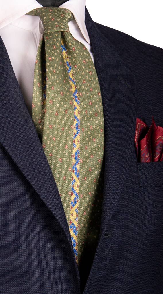 Cravatta Vintage in Twill di Seta Verde Oliva con Disegno Centro Pala Multicolor Made in Italy Graffeo Cravatte