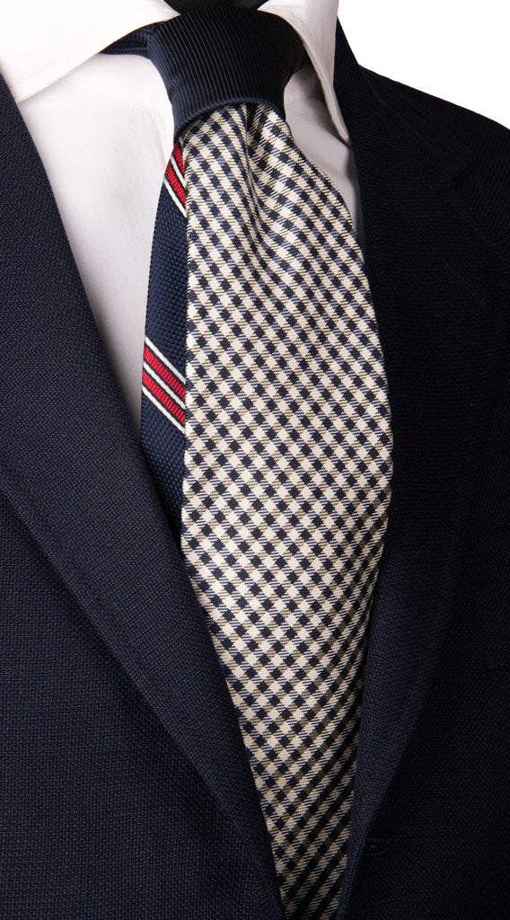 Cravatta a Quadri Bianca Beige Blu Nodo in Contrasto Blu Made in Italy Graffeo Cravatte