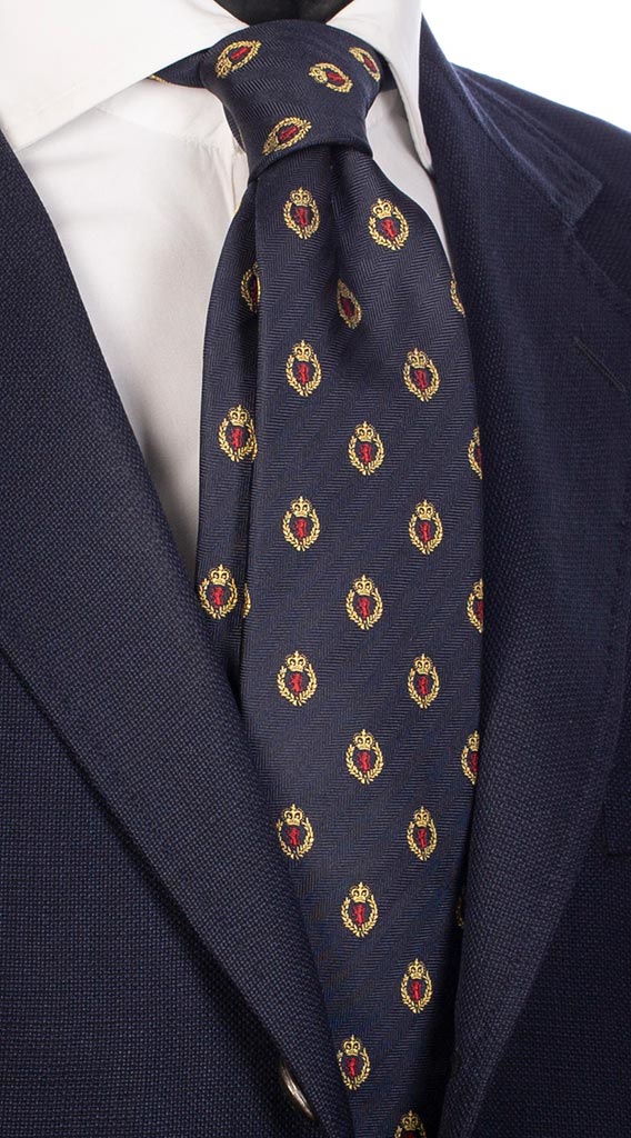Cravatta di Seta Blu Lisca di Pesce Fantasia Scudetti Giallo Rosso Made in Italy Graffeo Cravatte