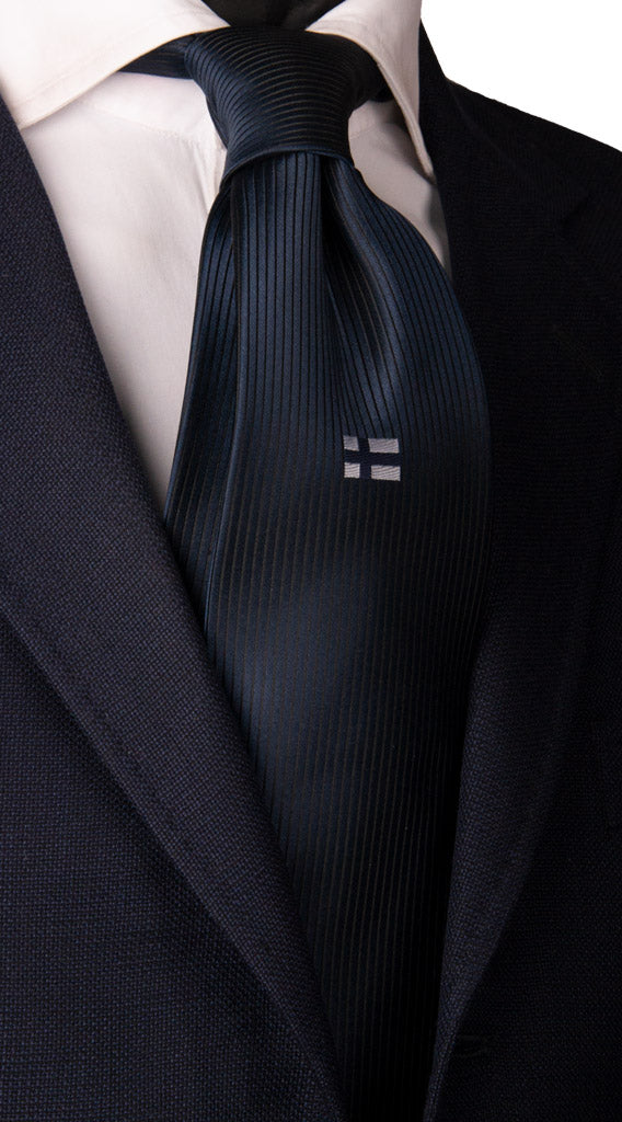 Cravatta di Seta Blu con Disegno Sottonodo Bandiera Finlandia Made in Italy Graffeo Cravatte